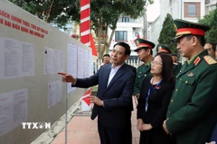 Đại tướng Phan Văn Giang, Ủy viên Bộ Chính trị, Bộ trưởng Bộ Quốc phòng, kiểm tra công tác chuẩn bị bầu cử tại Tổ 38 phường Phan Đình Phùng, tỉnh Thái Nguyên. (Ảnh: Thu Hằng/TTXVN)