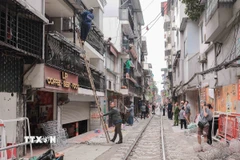 Khoảng 60 hộ kinh doanh lấn chiếm hành lang an toàn đường sắt để buôn bán tại khu “càphê đường tàu” trong thời gian dài. (Ảnh: Phan Phương/TTXVN)