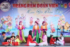 Tiết mục văn nghệ do thiếu nhi người Việt sống tại Buldapest biểu diễn. (Ảnh: TTXVN phát)