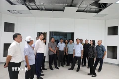 Phó Thủ tướng Chính phủ Lê Thành Long kiểm tra thực tế tiến độ xây dựng Cơ sở 2 của Bệnh viện Bạch Mai và Bệnh viện Hữu nghị Việt Đức tại Ninh Bình. (Ảnh: Thanh Tuấn/TTXVN)