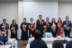 Đại sứ đặc mệnh toàn quyền Việt Nam tại Nhật Bản Phạm Quang Hiệu tặng hoa chúc mừng cùng Ban chấp hành mới. (Ảnh: Xuân Giao/TTXVN)