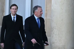 Steve Witkoff, đặc phái viên của Mỹ (phải), và Jared Kushner, con rể của Tổng thống Mỹ Donald Trump, đến dự cuộc họp tại Điện Élysée, Pháp, vào ngày 6/1. (Nguồn: Getty Images)