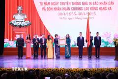Phó Chủ tịch nước Võ Thị Ánh Xuân trao Huân chương Lao động hạng Ba cho tập thể Công ty In Báo Nhân Dân Hà Nội. (Ảnh: An Đăng/TTXVN)