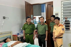 Đại tá Nguyễn Tường Vũ – Phó Giám đốc Công an tỉnh Lâm Đồng - cùng đoàn công tác thăm hỏi Trung tá Nguyễn Hoàng Trung. (Nguồn: Công an tỉnh Lâm Đồng)