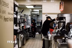 Nhân viên làm việc tại một cửa hàng ở New York, Mỹ. (Ảnh: THX/TTXVN phát)