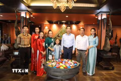 Đại sứ Phạm Việt Hùng (thứ 3 từ phải sang) thăm gia đình bà Đỗ Thị Tân, Chủ tịch Hội người Việt tỉnh Phuket. (Ảnh: Đỗ Sinh/TTXVN)