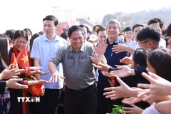Thủ tướng Phạm Minh Chính với đồng bào các dân tộc tỉnh Lạng Sơn. (Ảnh: Dương Giang/TTXVN)