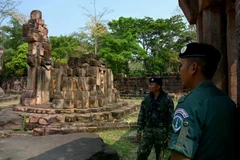 Lính Campuchia (phải) và lính Thái Lan đứng gác tại ngôi đền Khmer cổ đang tranh chấp Prasat Ta Muen Thom trên biên giới Campuchia-Thái Lan. (Nguồn: AFP)