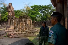 Lính Campuchia (phải) và lính Thái Lan đứng gác tại ngôi đền Khmer cổ đang tranh chấp Prasat Ta Muen Thom trên biên giới Campuchia-Thái Lan. (Nguồn: AFP)