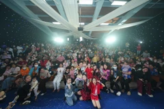 Ca sỹ Tung Dương và các bệnh nhi tham gia chương trình. (Nguồn: Vietnam+)