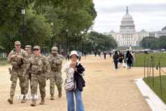 Vệ binh Quốc gia Mỹ tuần tra tại trung tâm thủ đô Washington D.C. (Ảnh: Ngọc Quang/TTXVN)