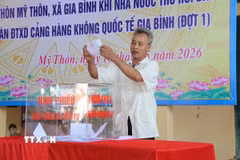 Người dân xã Gia Bình bốc thăm đất tái định cư phục vụ Dự án sân bay Gia Bình. (Ảnh: Thái Hùng/TTXVN)
