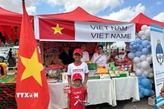 Hai du khách nhí yêu thích mỳ tôm và kẹo của Việt Nam. (Ảnh: Đại sứ quán Việt Nam tại Angola)