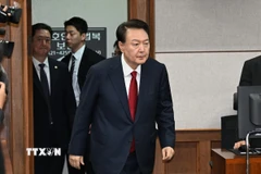 Cựu Tổng thống Hàn Quốc Yoon Suk Yeol tại phiên điều trần hình sự thứ hai về cáo buộc xúi giục nổi loạn, tại Tòa án Trung tâm Seoul, ngày 21/4/2025. (Ảnh: THX/TTXVN)