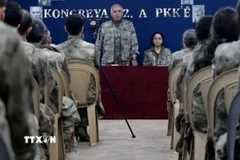 Thủ lĩnh Đảng Công nhân người Kurd (PKK) Abdullah Ocalan (giữa) cùng các thành viên đảng Dân chủ và Công bằng (DEM) tuyên bố ngừng bắn với Thổ Nhĩ Kỳ, ngày 27/2. (Ảnh: REUTERS/TTXVN)