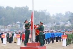 Nghi thức chào cờ chào năm mới tại huyện Than Uyên. (Ảnh: Quý Trung/TXVN)