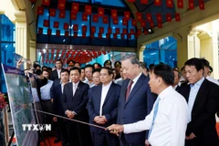 Tổng Bí thư Tô Lâm, Thủ tướng Phạm Minh Chính và đoàn công tác Trung ương kiểm tra thực địa tại ga Đồng Đăng. (Ảnh: Thống Nhất/TTXVN)