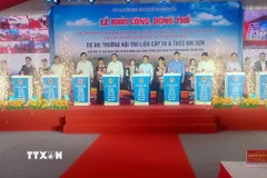 Các đại biểu thực hiện nghi thức khởi công xây dựng Trường nội trú liên cấp Tiểu học và Trung học cơ sở Nhi Sơn, tỉnh Thanh Hóa. (Ảnh: Nguyễn Nam/TTXVN)