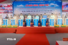 Các đại biểu thực hiện nghi thức khởi công xây dựng Trường nội trú liên cấp Tiểu học và Trung học cơ sở Nhi Sơn, tỉnh Thanh Hóa. (Ảnh: Nguyễn Nam/TTXVN)