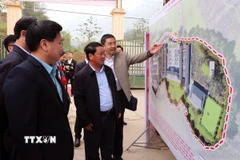 Lãnh đạo tỉnh Tuyên Quang giới thiệu về quy mô trường Phổ thông Dân tộc nội trú liên cấp Tiểu học và Trung học cơ sở Nghĩa Thuận. (Ảnh: Đức Thọ/TTXVN)