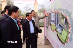 Lãnh đạo tỉnh Tuyên Quang giới thiệu về quy mô trường Phổ thông Dân tộc nội trú liên cấp Tiểu học và Trung học cơ sở Nghĩa Thuận. (Ảnh: Đức Thọ/TTXVN)