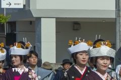 Điểm nhấn ấn tượng là lễ rước Mikoshi (kiệu thần) và đoàn diễu hành nữ sinh trong trang phục Kimono, tượng trưng cho sự thuần khiết và lòng thành kính dâng lên các vị thần. (Ảnh: TTXVN phát)