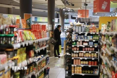 Người dân mua sắm tại siêu thị ở Brussels, Bỉ. (Ảnh: THX/TTXVN)