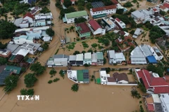 Ngày 17/11, lụt ngập diện rộng trên địa bàn tỉnh Khánh Hòa, khiến nhiều nhà dân bị chìm trong biển nước. (Ảnh: TTXVN phát)