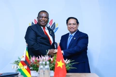 Thủ tướng Phạm Minh Chính gặp Phó Tổng thống Zimbabwe Constantino Chiwenga. (Ảnh: Dương Giang/TTXVN)