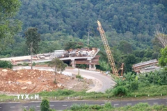 Đơn vị triển khai thi công cầu cạn mở rộng các khúc cua đèo dốc trên đèo Đại Ninh, thuộc dự án nâng cấp Quốc lộ 28B. (Ảnh: Nguyễn Thanh/TTXVN)
