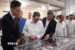 Đại sứ Việt Nam tại Cuba Lê Quang Long (thứ 3, từ trái sang) và Bộ trưởng Bruno Rodríguez (thứ 2, từ trái sang) thăm không gian ảnh về quan hệ Việt Nam-Cuba. (Ảnh: Việt Hùng/TTXVN)