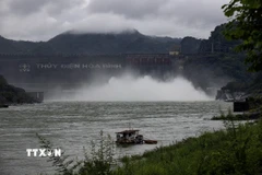 Thủy điện Hòa Bình mở cửa xả đáy. (Ảnh: Trọng Đạt/TTXVN)