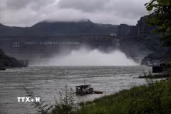 Thủy điện Hòa Bình mở cửa xả đáy. (Ảnh: Trọng Đạt/TTXVN)