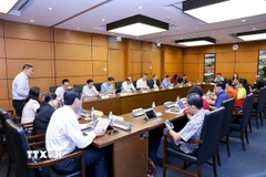 Đoàn đại biểu Quốc hội tỉnh Sơn La và tỉnh Vĩnh Long thảo luận ở tổ. (Ảnh: Doãn Tấn/TTXVN)