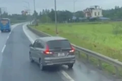 Chị L.T.T.H lùi xe trên cao tốc Thái Nguyên-Hà Nội ngày 22.6. (Ảnh: Mạng xã hội)