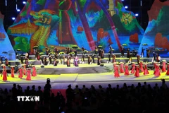 Tiết mục văn nghệ tại lễ khai mạc Canarval Hạ Long. (Ảnh: Đức Hiếu/TTXVN)