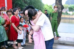 Niềm vui của người đặc xá khi gặp lại người thân sau thời gian dài xa cách. (Ảnh: Phạm Kiên/TTXVN)