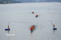 Đua thuyền đuôi én trên sông Đà. (Ảnh: Xuân Tư/TTXVN)
