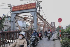 Từ 0 giờ ngày 1/1/2026, người đi bộ, xe máy và xe thô sơ được phép lưu thông trở lại trên cầu Long Biên (hướng Bồ Đề đi Hoàn Kiếm) như trước khi điều chỉnh phục vụ thi công. (Ảnh: Phan Phương/TTXVN)