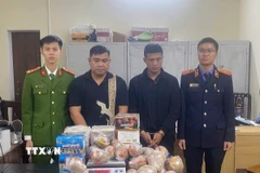 Bắt giữ các đối tượng dây sản xuất, buôn bán hơn 3 tấn thuốc pháo, pháo và tiền chất. (Ảnh: TTXVN phát)