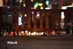 Đặt hoa và nến tưởng niệm các nạn nhân tại hiện trường vụ hỏa hoạn quán bar ở thị trấn nghỉ dưỡng Crans-Montana, Thụy Sĩ. (Ảnh: THX/TTXVN)