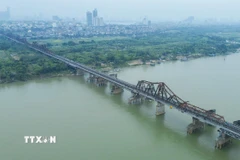 Cầu Long Biên có thiết kế hài hòa trên kết cấu xếp tầng chặt chẽ tựa như dáng rồng uốn lượn, vừa mạnh mẽ, hiên ngang lại vô cùng mềm mại. (Ảnh: Phan Phương/TTXVN)