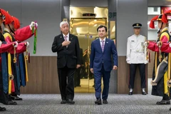 Bộ trưởng Quốc phòng Nhật Bản Gen Nakatani và người đồng cấp Hàn Quốc Ahn Gyu Back. (Nguồn: AFP)