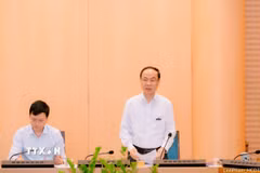 Phó Giám đốc Sở Giáo dục và Đào tạo Hà Nội Nguyễn Quang Tuấn báo cáo tại cuộc họp. (Ảnh: Nguyễn Cúc/TTXVN)