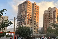 Một tòa nhà bị phá hủy sau vụ không kích của Israel xuống thủ đô Tehran của Iran. (Ảnh: AA/TTXVN)