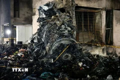 Hiện trường vụ tai nạn máy bay thảm khốc tại Ấn Độ. (Ảnh: REUTERS/TTXVN)