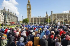 Những người Hồi giáo tham gia buổi cầu nguyện tập thể tại Quảng trường Quốc hội ở London, Anh. (Nguồn: Anadolu)
