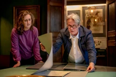 Ông Thomas Rydén trao các tài liệu cho bà Hanna Stjarne, Giám đốc điều hành của Quỹ Nobel. (Nguồn: Nobel Prize)