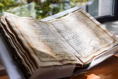 Cuốn sách viết tay từ thế kỷ 17 của Colegio del Arte. (Nguồn: Euro News)