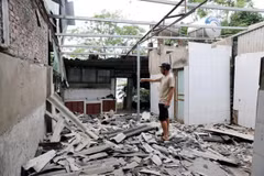 Sạt lở tại đê tả sông Thao khiến nhiều nhà dân bị sụt lún, tường nứt toác. (Nguồn: Phường Phong Châu)